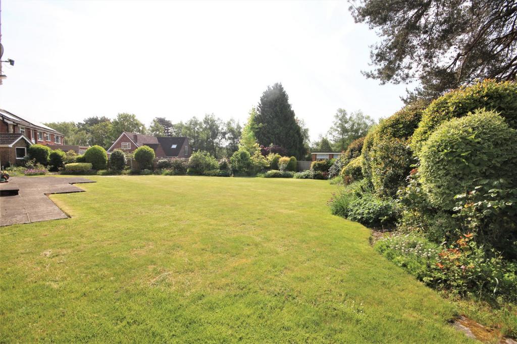 Merriefield Avenue, Broadstone, Dorset, BH18 4 bed detached house for