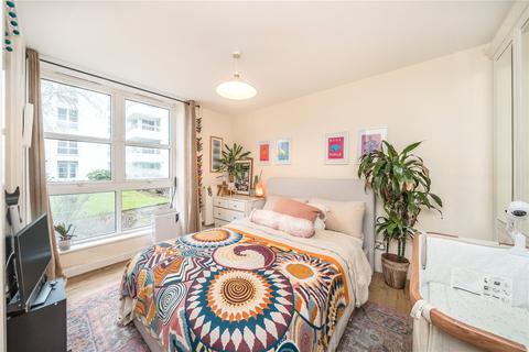 2 bedroom flat to rent, Barrier Point Road, London, E16