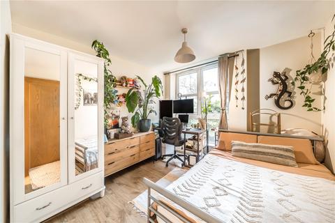 2 bedroom flat to rent, Barrier Point Road, London, E16