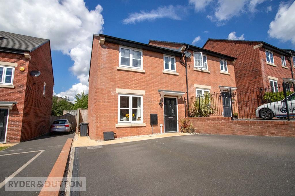 Wisteria Way, Glossop, Derbyshire, SK13 3 bed semidetached house £285,000