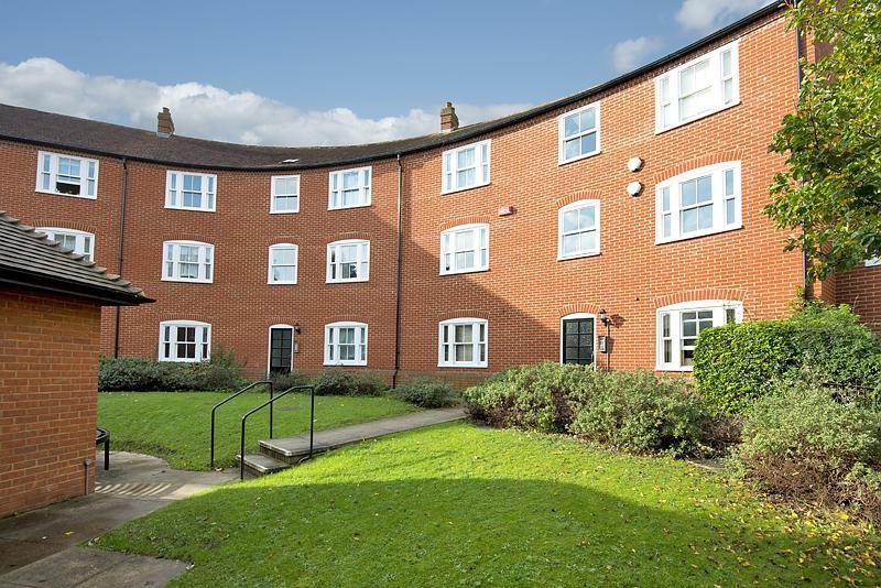 Station Road West, Canterbury 2 bed apartment to rent £1,150 pcm (£