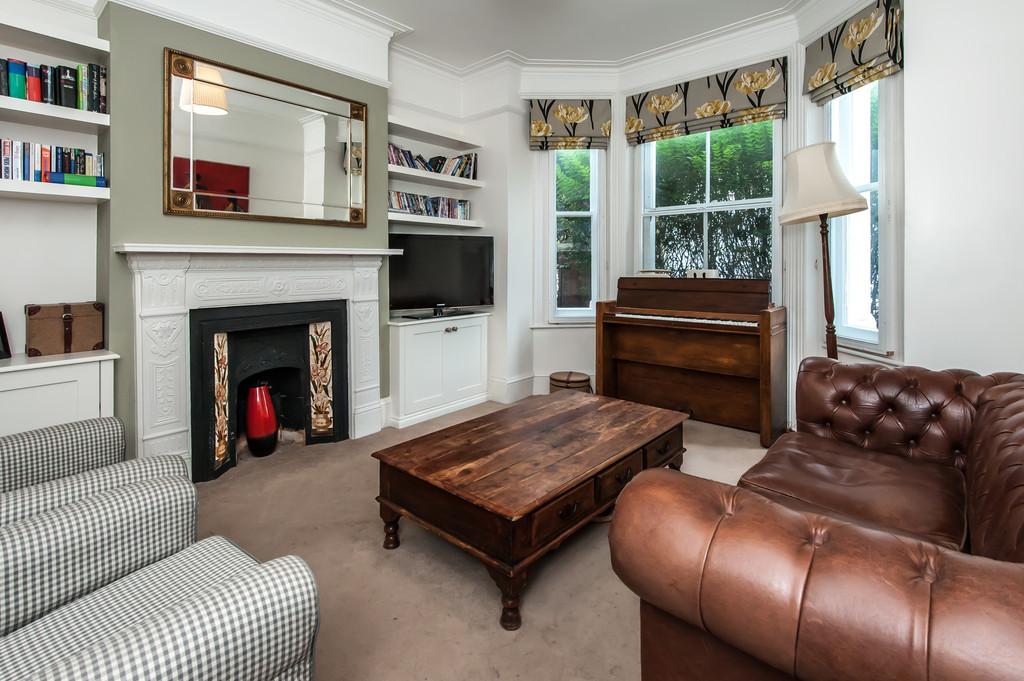 Latchmere Road, Battersea, London SW11 3 bed flat £2,700 pcm (£623 pw)