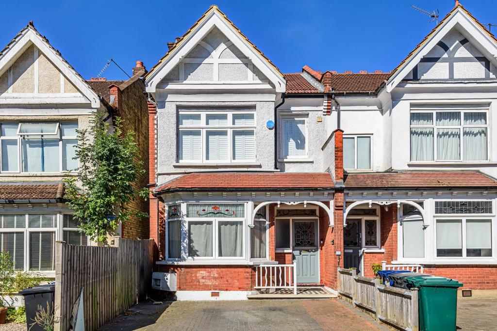 Holdenhurst Avenue, North Finchley 2 bed flat £475,000