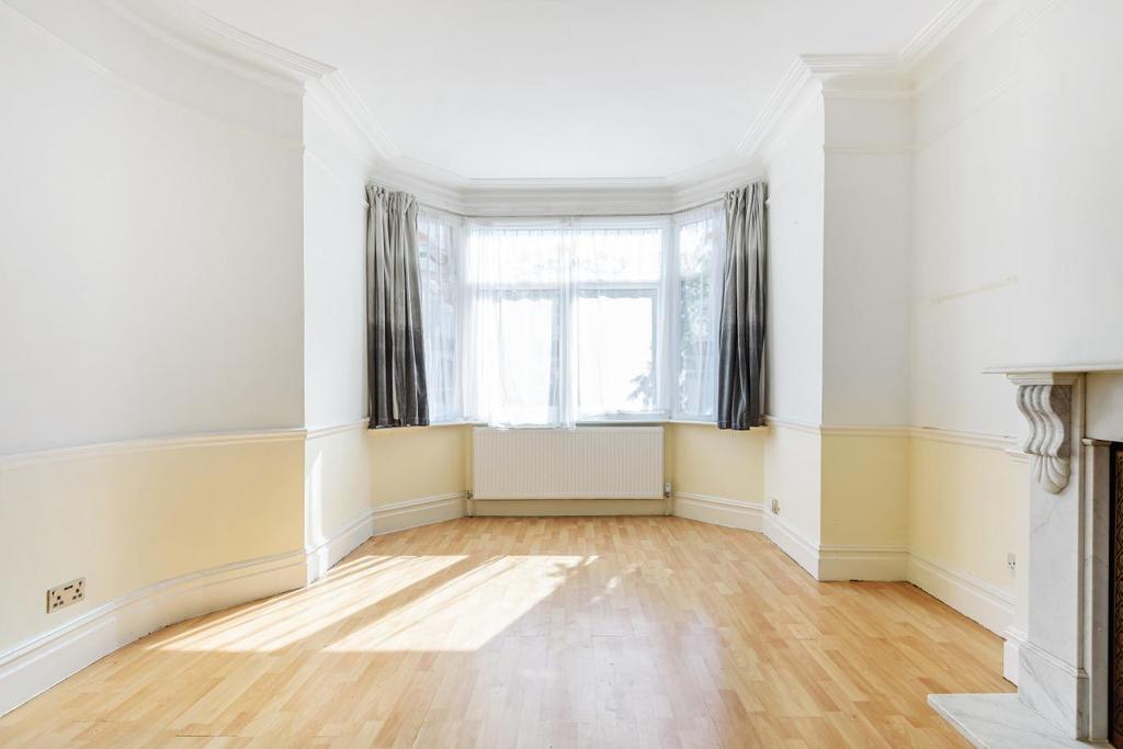 Holdenhurst Avenue, North Finchley 2 bed flat £475,000