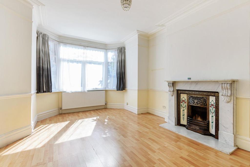 Holdenhurst Avenue, North Finchley 2 bed flat £475,000