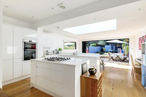 29 Everington Road, London, N10 1HT