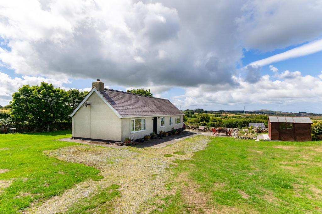 Carreglefn, Amlwch, Isle of Anglesey, LL68 3 bed bungalow for sale £