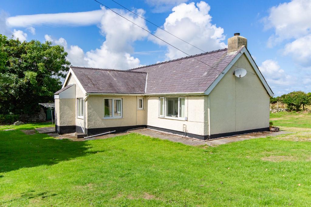 Carreglefn, Amlwch, Isle of Anglesey, LL68 3 bed bungalow for sale £