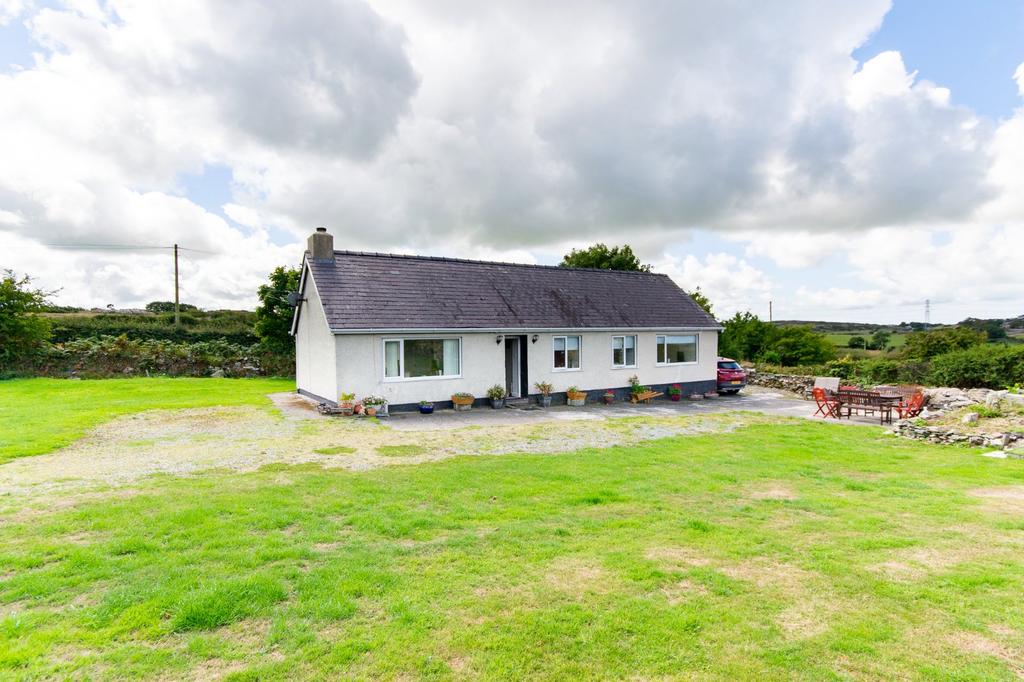 Carreglefn, Amlwch, Isle of Anglesey, LL68 3 bed bungalow for sale £385,000