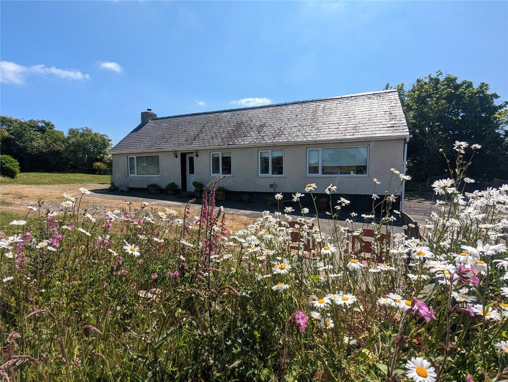 Carreglefn, Amlwch, Isle of Anglesey, LL68 3 bed bungalow for sale £