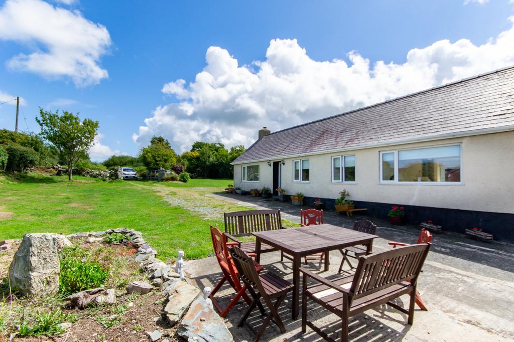 Carreglefn, Amlwch, Isle of Anglesey, LL68 3 bed bungalow for sale £330,000