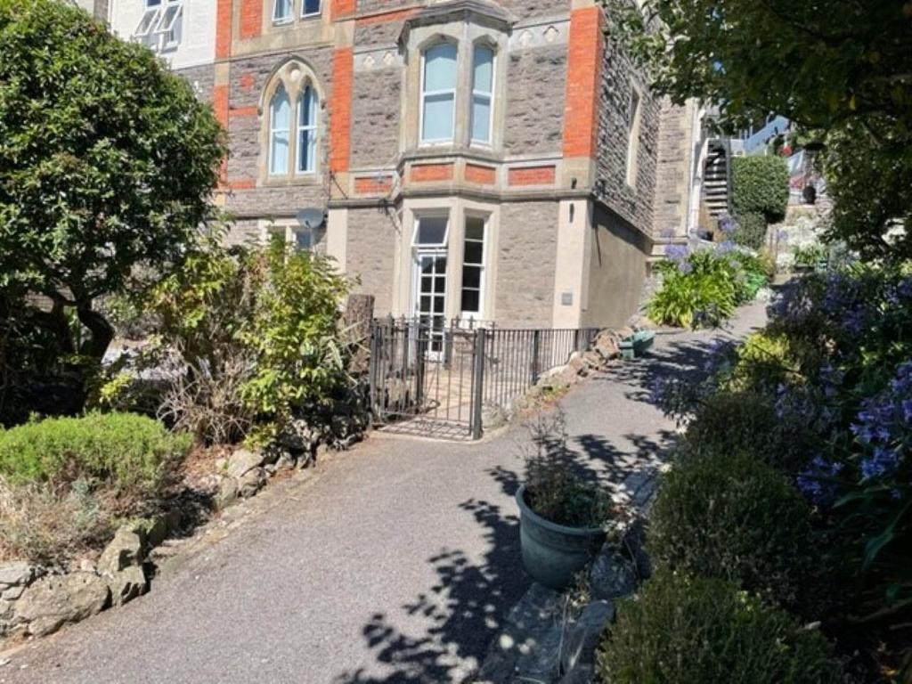 Southside, WestonsuperMare, North... 3 bed flat £1,200 pcm (£277 pw)
