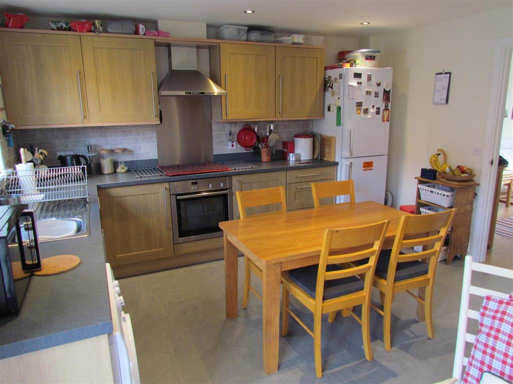 Bursary Court, Pickering. YO18 8BF 3 bed semi-detached house - £250,000