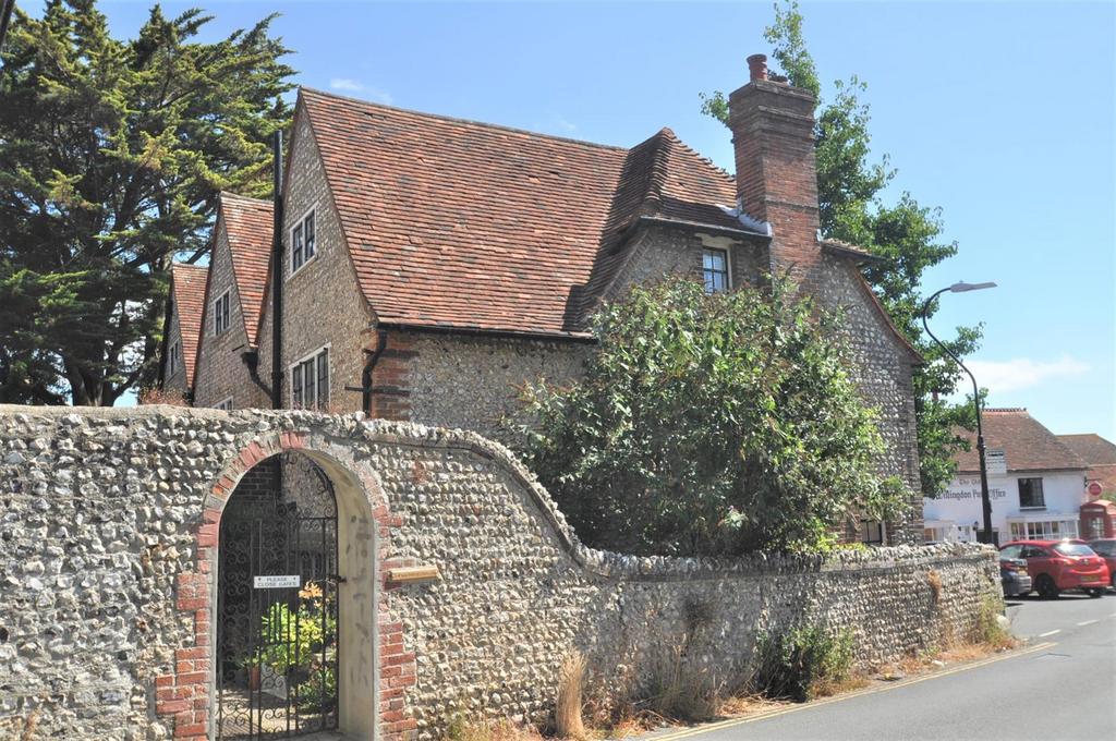 Wish Hill, Willingdon Village, Eastbourne, BN20 3 bed flat for sale £350,000