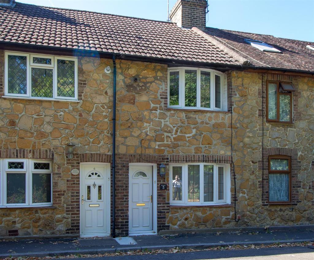 Colwell Road, Haywards Heath 2 bed terraced house £1,275 pcm (£294 pw)