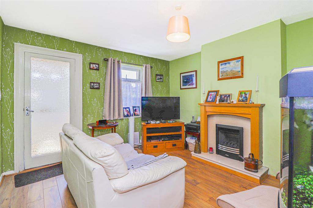 Old Highway, Hoddesdon 2 bed semidetached house £325,000