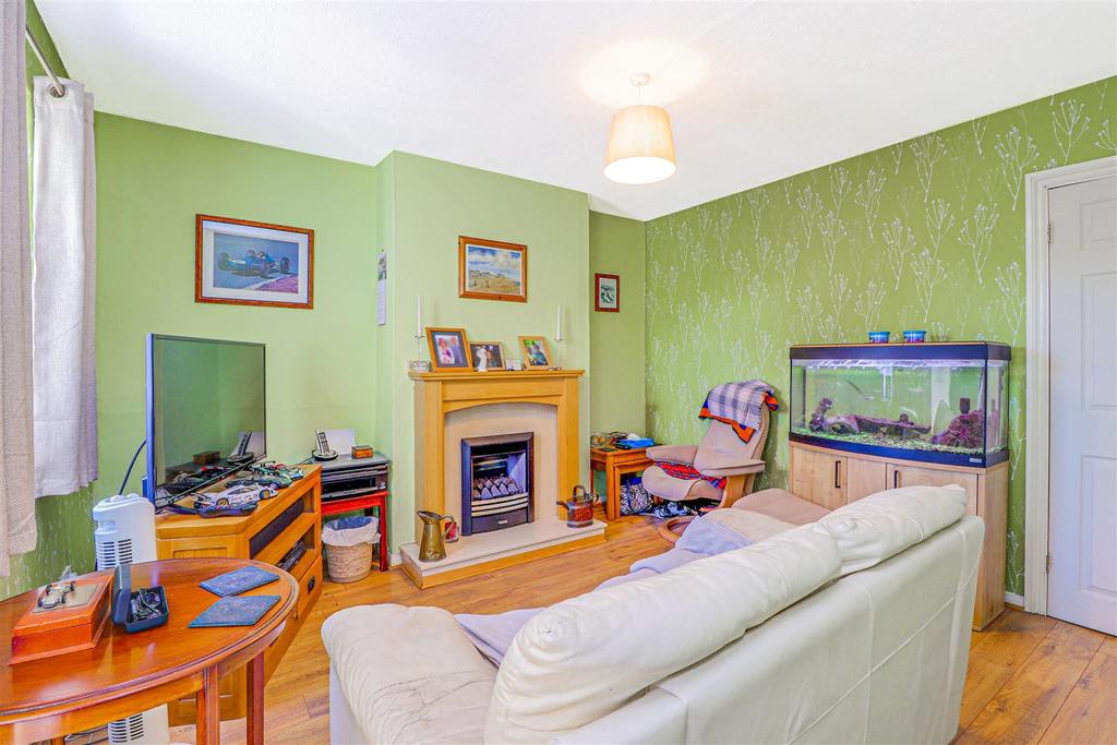 Old Highway, Hoddesdon 2 bed semidetached house £325,000