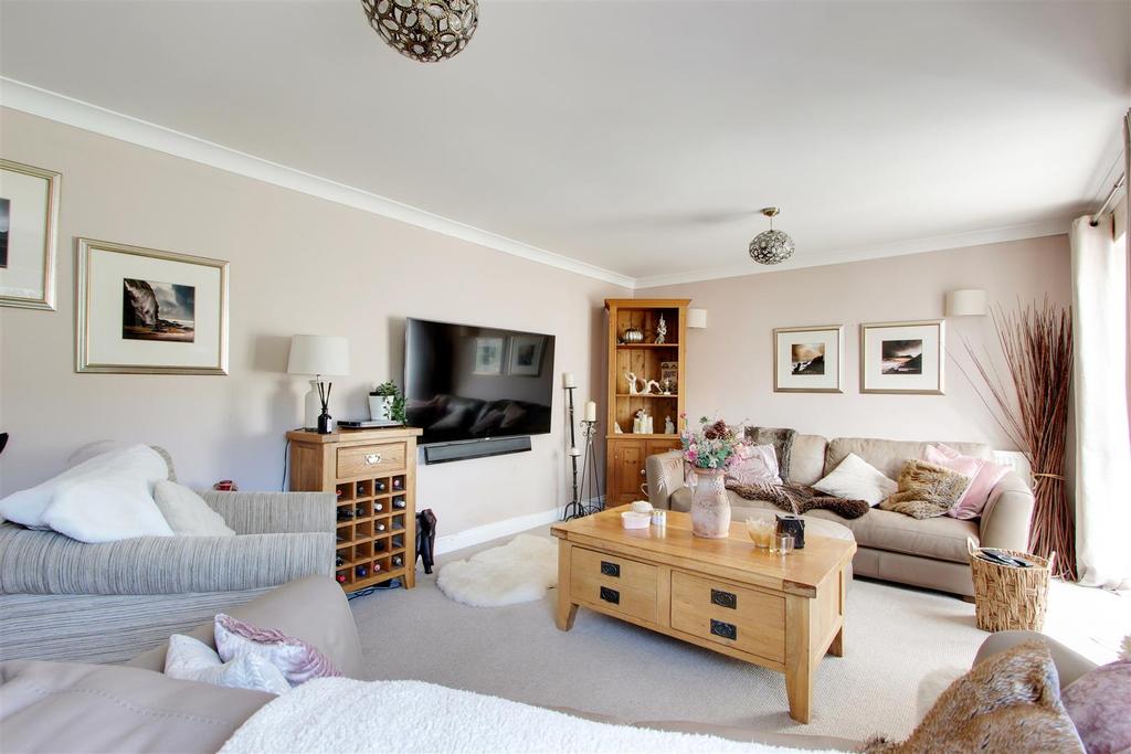 Long Plough, Aston Clinton 4 bed detached house £725,000