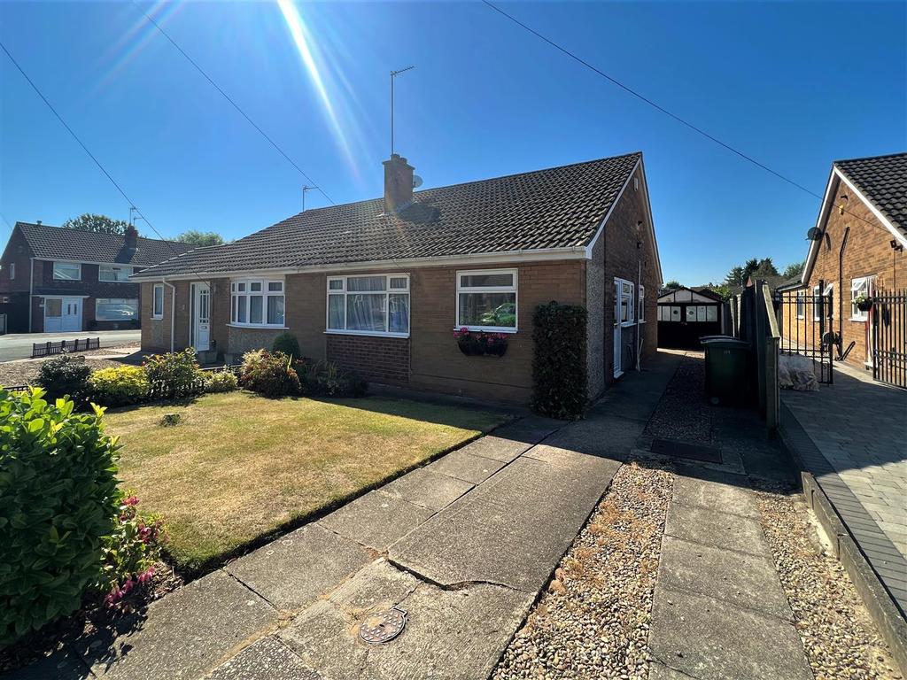 Springfield Avenue, Brough 2 bed semidetached bungalow £190,000