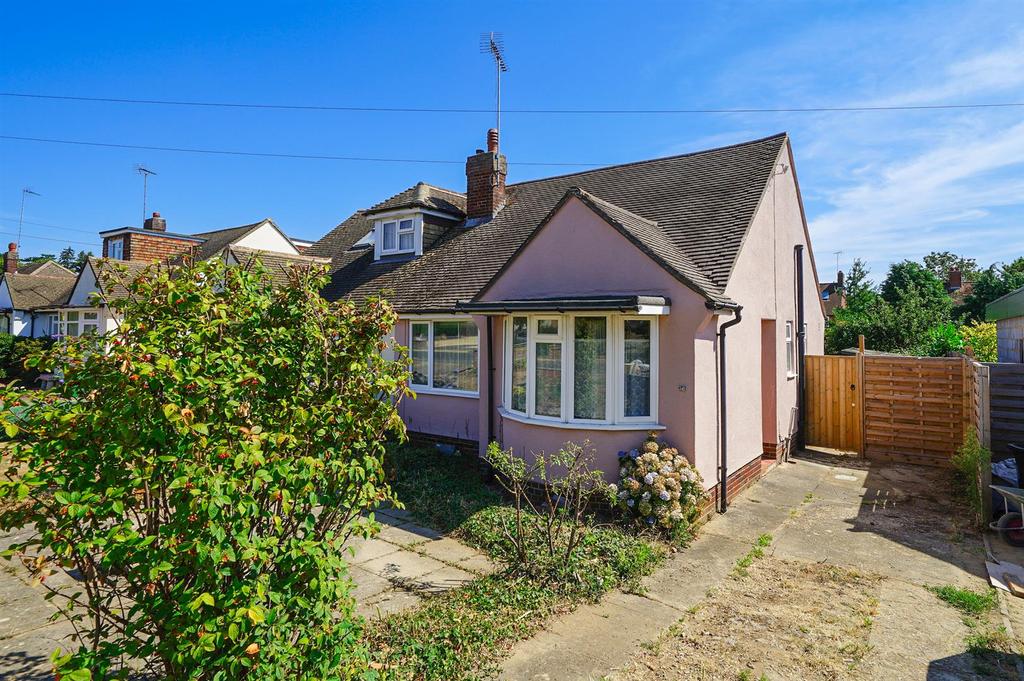 Golden Riddy, Linslade 2 bed semidetached bungalow for sale £325,000