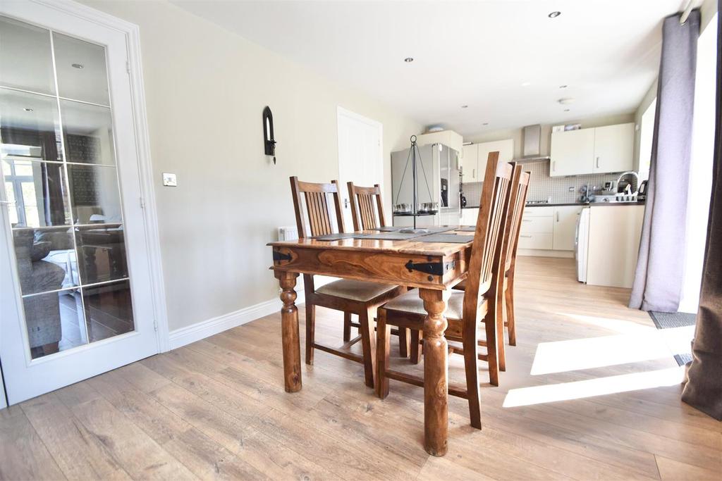 OPEN PLAN KITCHEN DINER &amp; FAMILY ROOM
