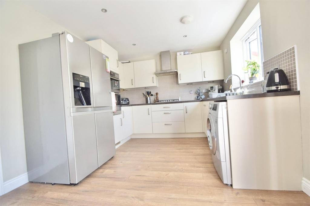 OPEN PLAN KITCHEN DINER &amp; FAMILY ROOM