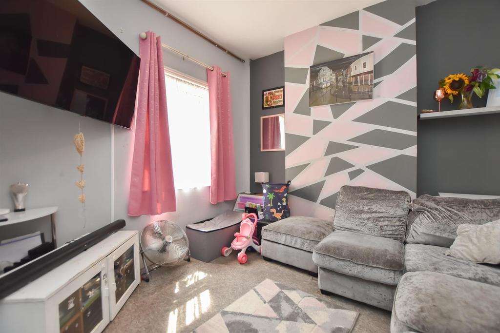 Caves Road, St. LeonardsOnSea 4 bed end of terrace house for sale £