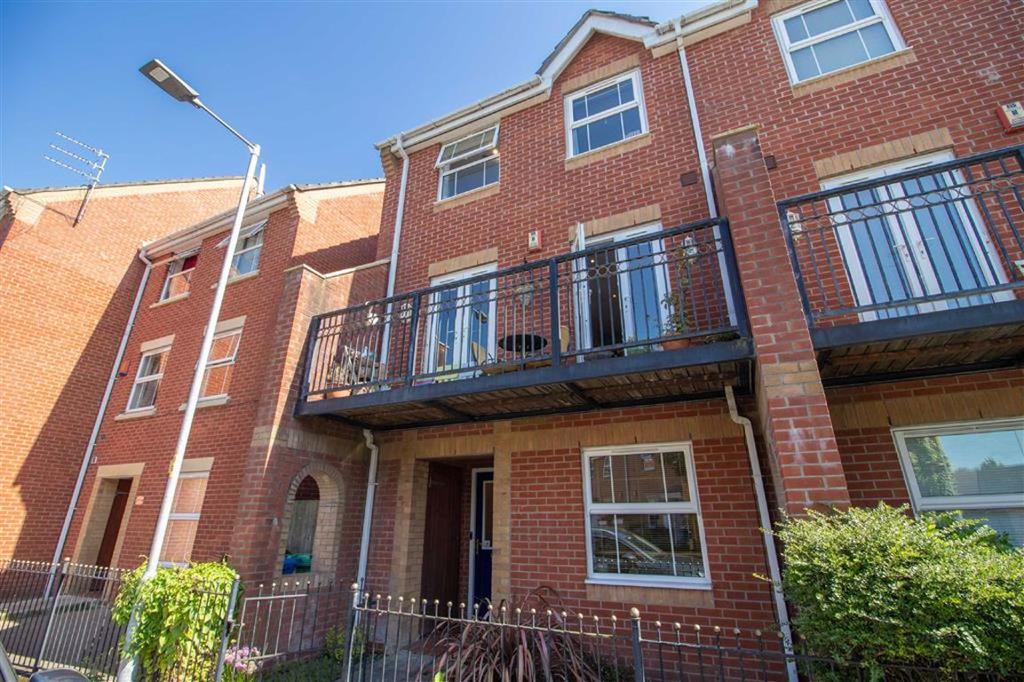 New Barns Avenue, Chorlton, Manchester, M21 5 bed semidetached house