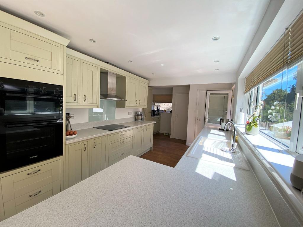 Lonsdale Drive, Rainham 4 bed semidetached house £475,000