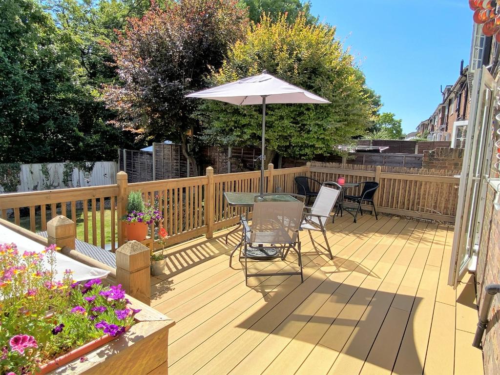 Lonsdale Drive, Rainham 4 bed semidetached house £475,000