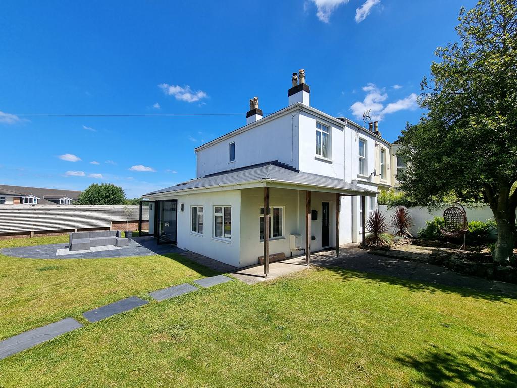 Abbotsham Road, Bideford EX39 4 bed detached house £1,500 pcm (£346 pw)