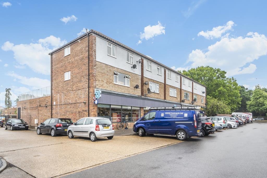 Pyrford, Surrey, GU22 2 bed flat for sale £175,000