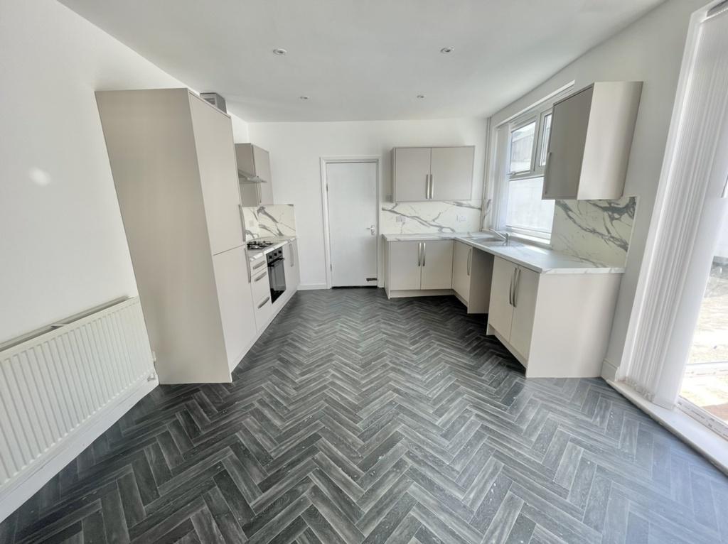 Boswell Street, Toxteth, Liverpool 4 bed semidetached house £995 pcm