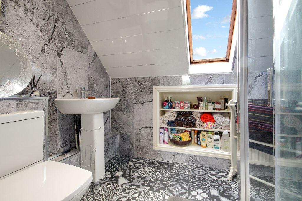 Ensuite to Bed 1