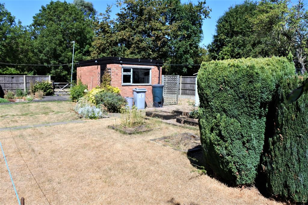 28 Ash Grove, Grantham, NG31 4 bed property with land £110,000