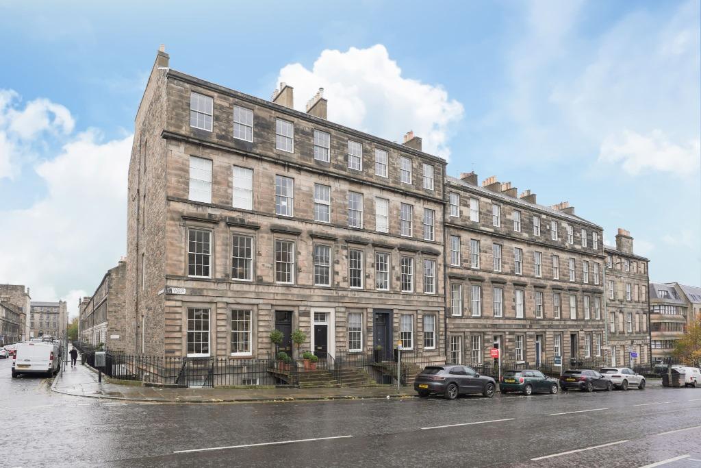 Dundas Street, New Town, Edinburgh, EH3 3 bed flat £2,195 pcm (£507 pw)