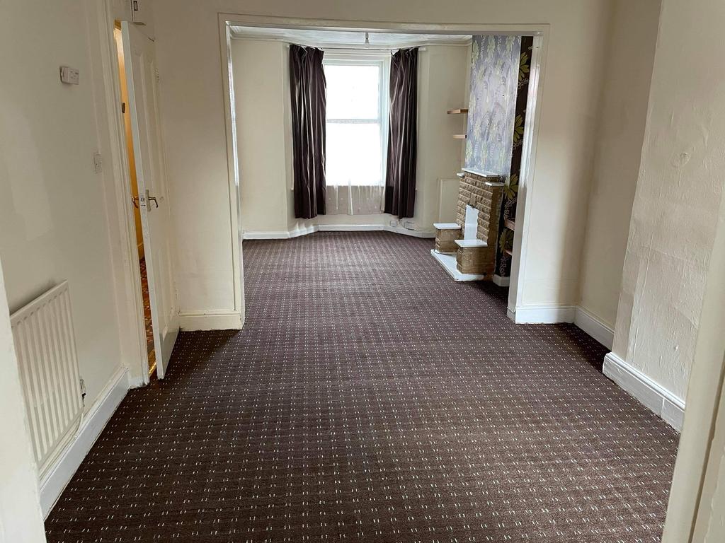 Balfour Road, Gloucester GL1 3 bed semidetached house £895 pcm (£207 pw)