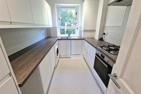 3 bedroom apartment to rent, Nether Auldhouse Road, Pollokshaws, Glasgow