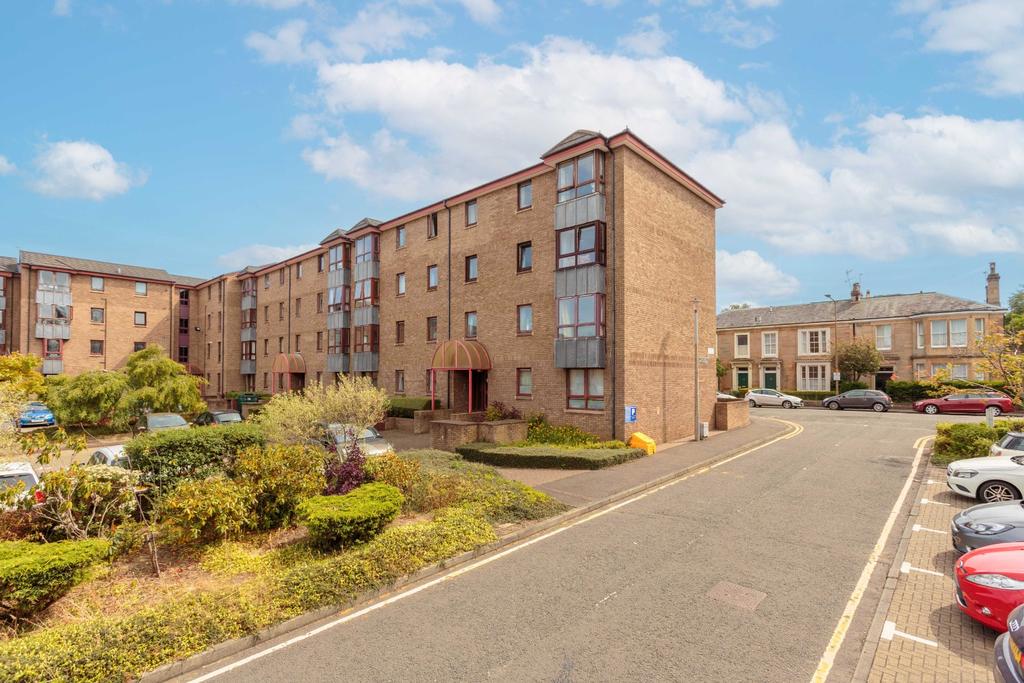 Sienna Gardens, Sciennes, Edinburgh, EH9 3 bed flat £300,000
