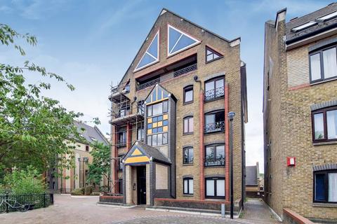 61 Discovery Walk, London, E1W 2JG