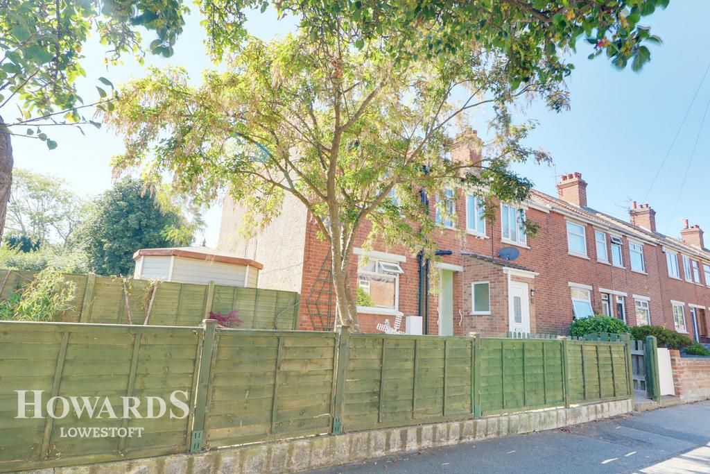Somerton Avenue, Lowestoft 2 bed end of terrace house £180,000