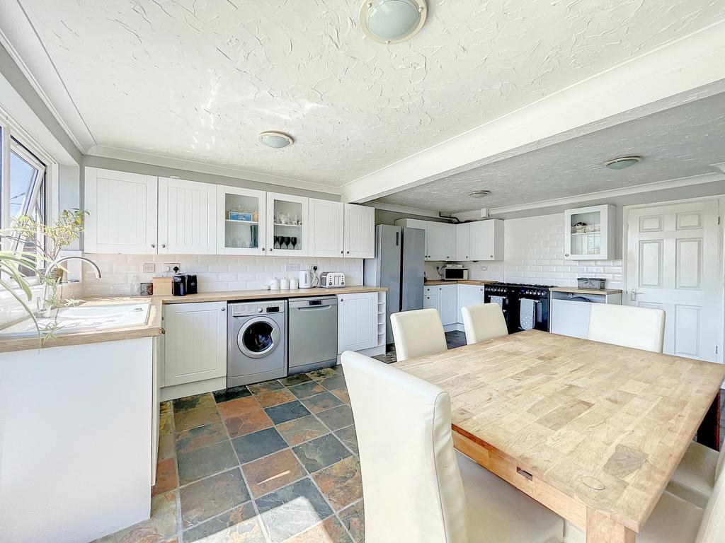 Winston Road, Strood, Rochester, Kent, ME2 2QR 3 bed terraced house £