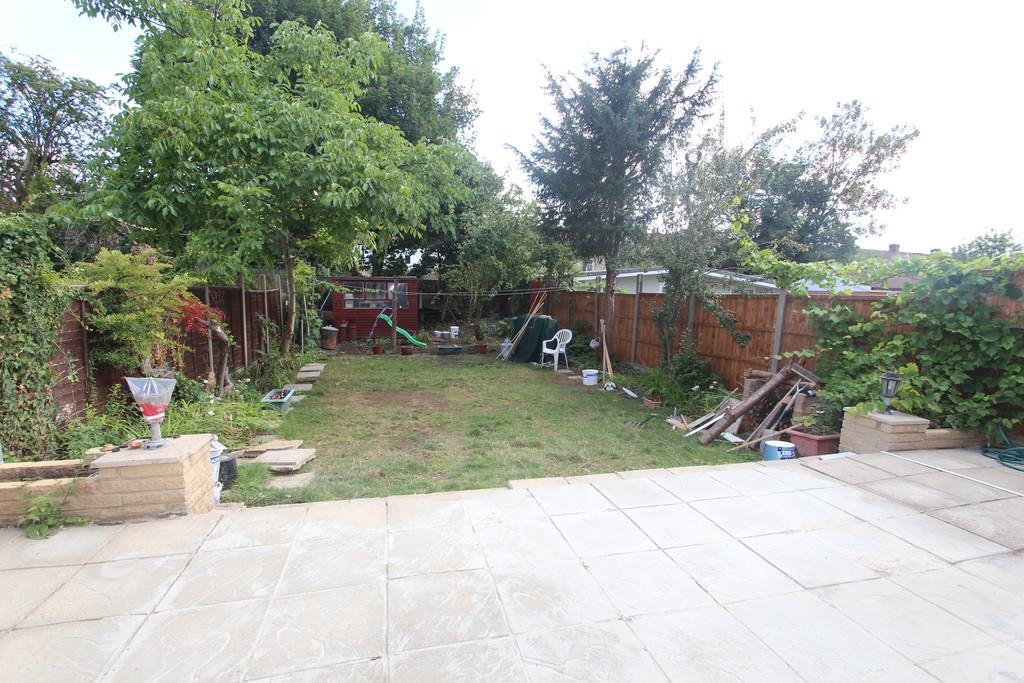 Avery Gardens, Gants Hill 1 bed apartment £650 pcm (£150 pw)