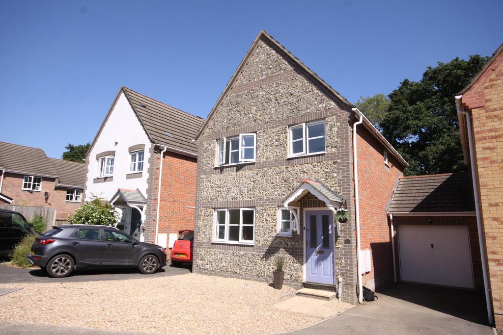 John Bunyan Close, Whiteley 3 bed detached house £1,500 pcm (£346 pw)