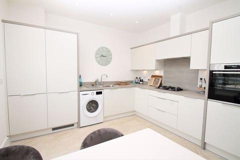 2 bedroom apartment for sale - Hurricane Way, Folkestone