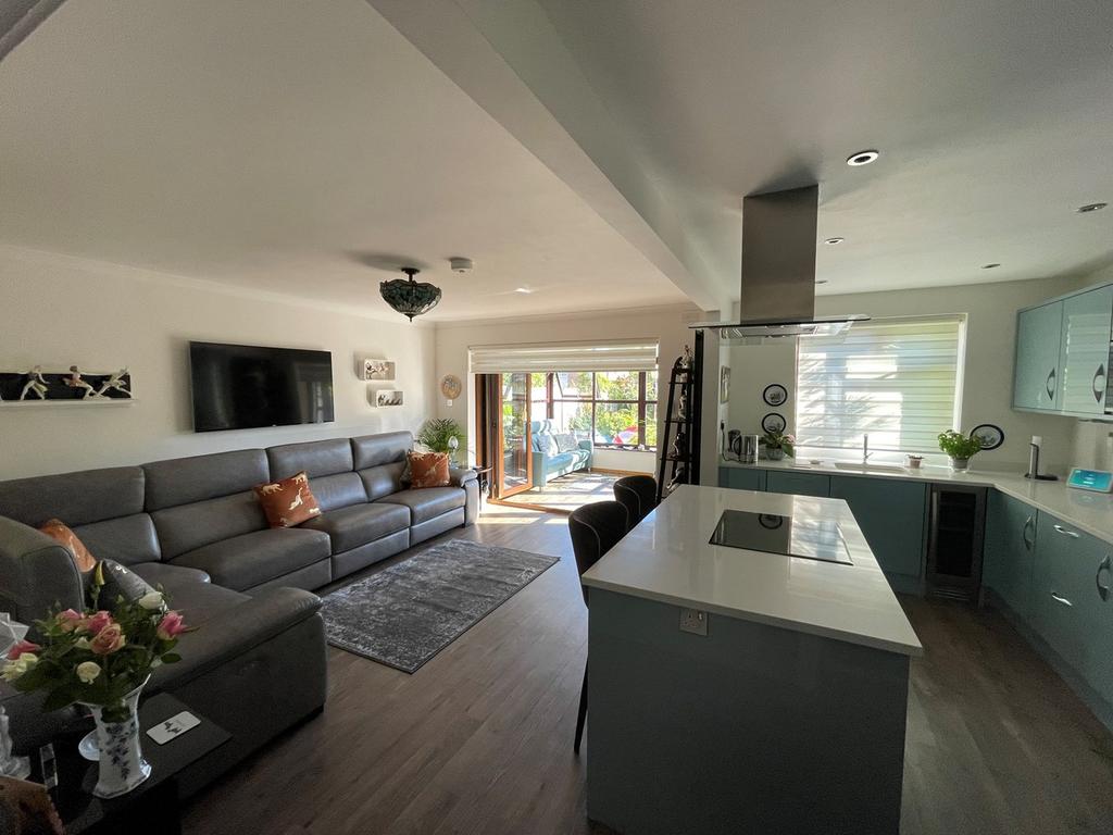 Bearwood Close, Potters Bar, EN6 5 bed detached house £750,000