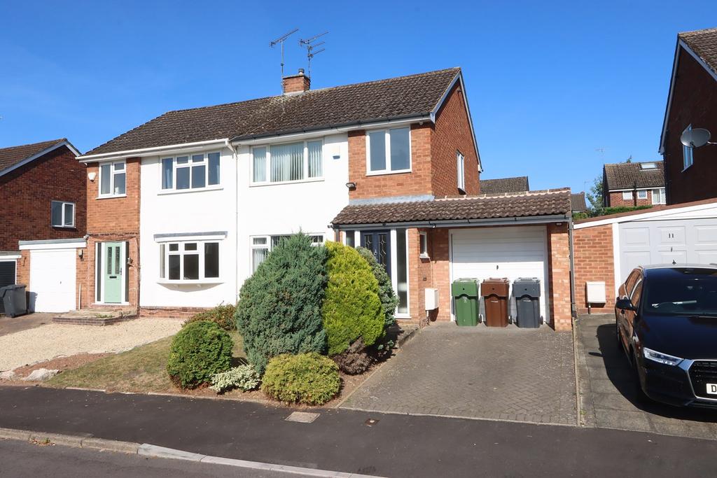 Willow Close, Hagley, Stourbridge, DY9 3 bed semidetached house £