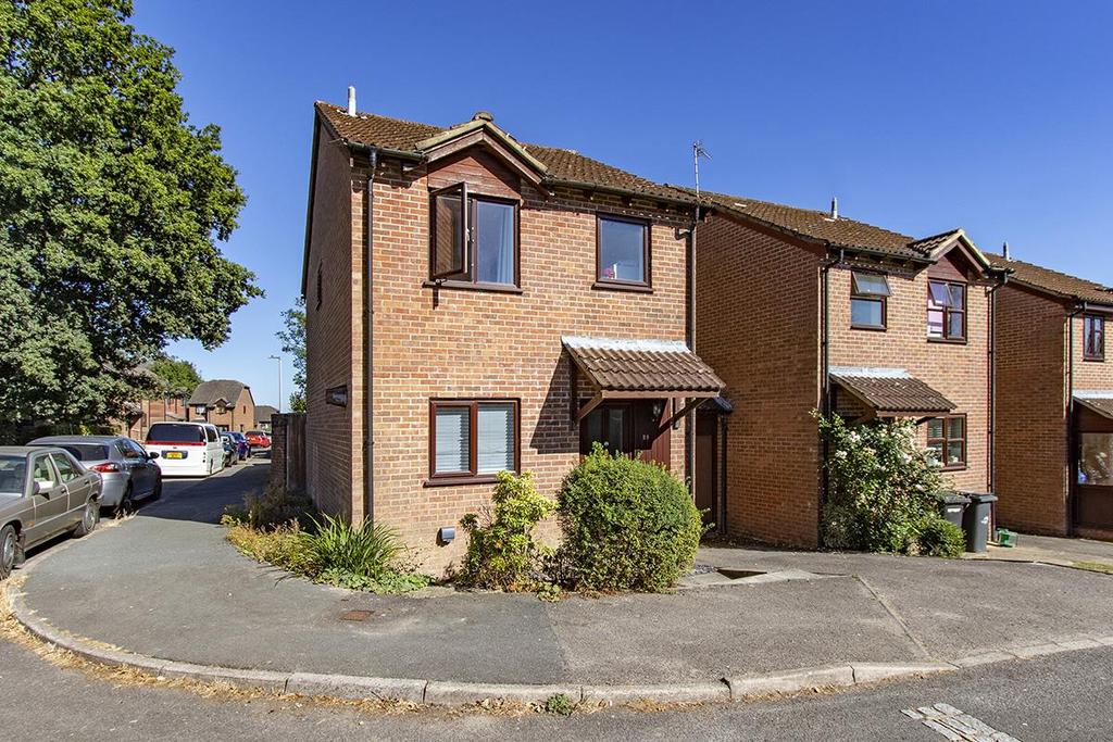 Oliver Close, Crowborough 3 bed link detached house £365,000