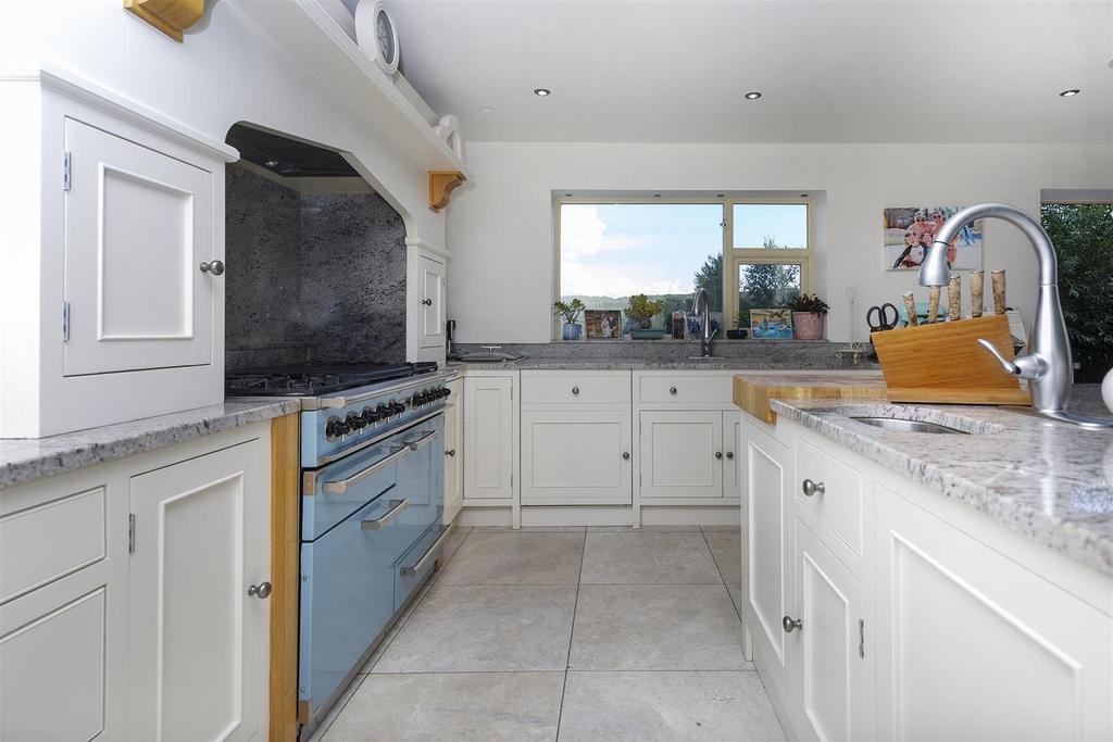 Blake hall drive 36 kitchen range.jpg
