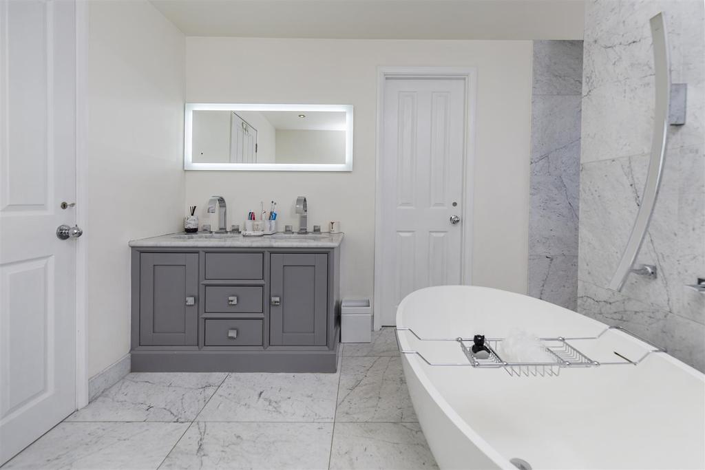 Blake hall drive 36 ensuite 2.jpg